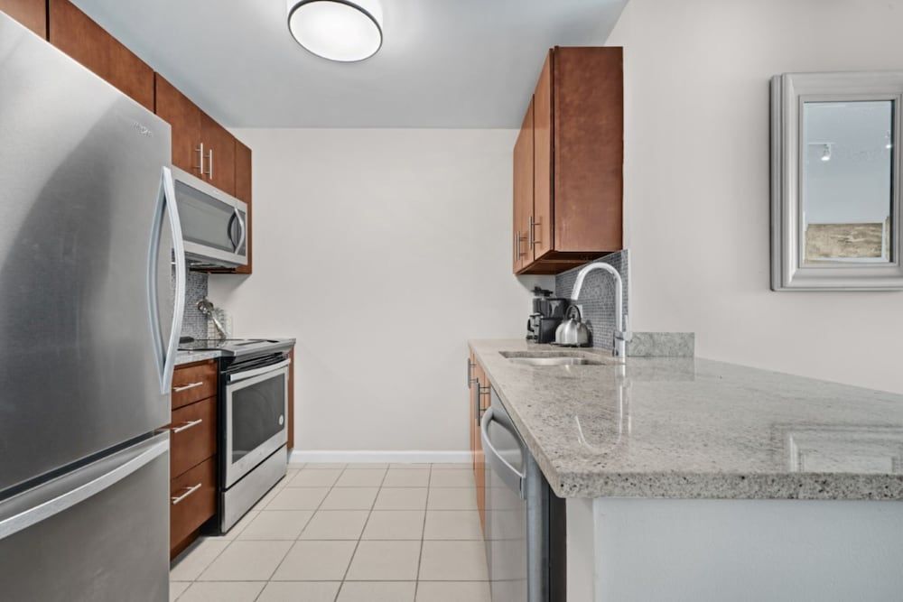 Bluebird Suites near PATH Luxury Apartment, 2 Bedrooms 7