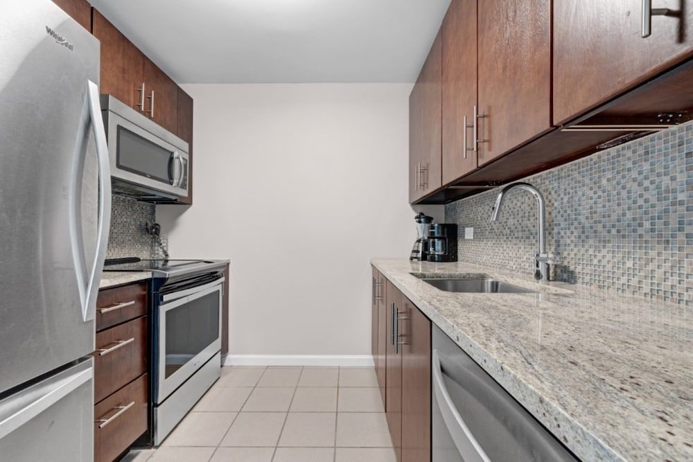 Bluebird Suites near PATH Luxury Studio 4