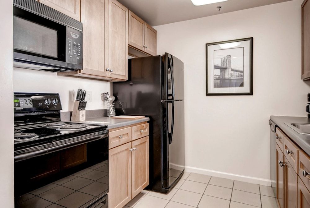 Bluebird Suites near Newport Center Luxury Apartment, 1 Bedroom 7