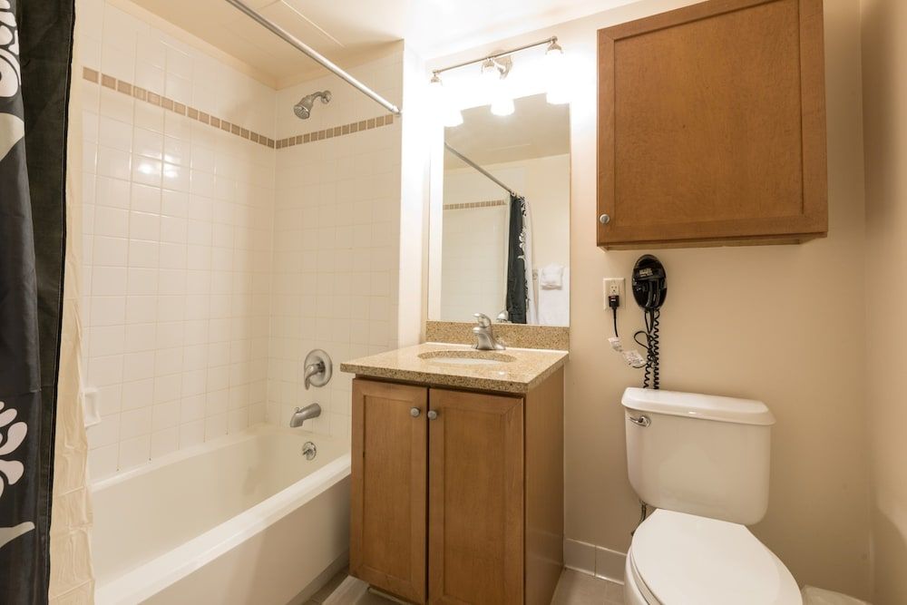 Bluebird Suites near Newport Center Luxury Apartment, 2 Bedrooms 11