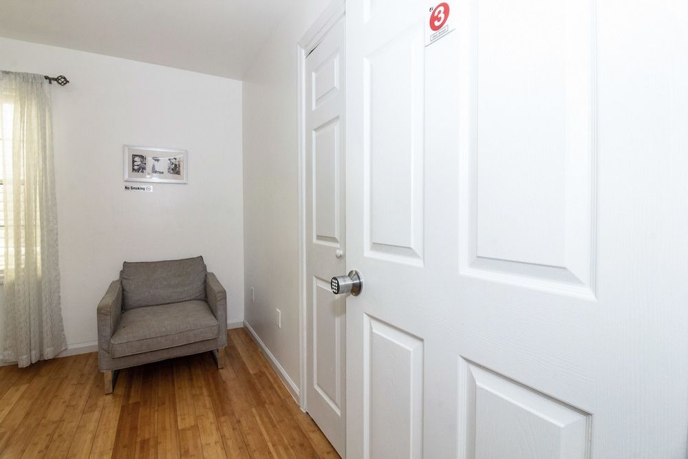 Racpanos Modern Stay on Ocean Avenue City Room, 1 Queen Bed, Non Smoking, Shared Bathroom 12