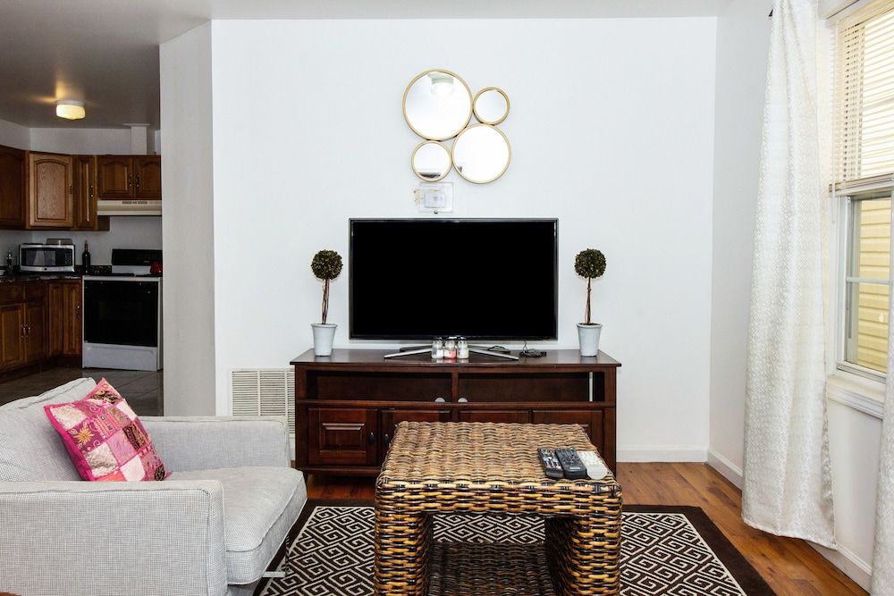 Racpanos Modern Stay on Ocean Avenue Deluxe Room, 1 King Bed with Sofa bed, Non Smoking, Shared Bathroom 22