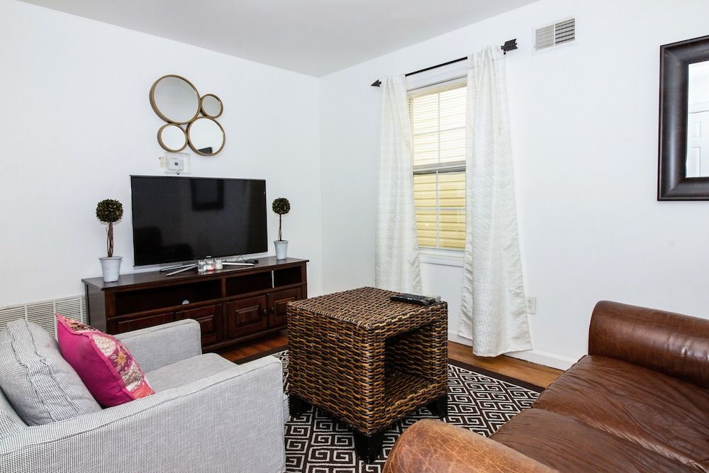 Racpanos Modern Stay on Ocean Avenue Deluxe Room, 1 King Bed with Sofa bed, Non Smoking, Shared Bathroom 18