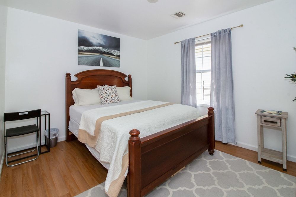 Traditional Room, 1 Queen Bed, Non Smoking, Shared Bathroom