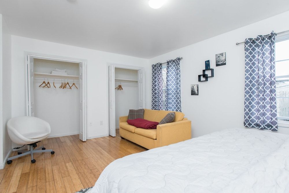 Racpanos Modern Stay on Ocean Avenue Deluxe Room, 1 King Bed with Sofa bed, Non Smoking, Shared Bathroom 10
