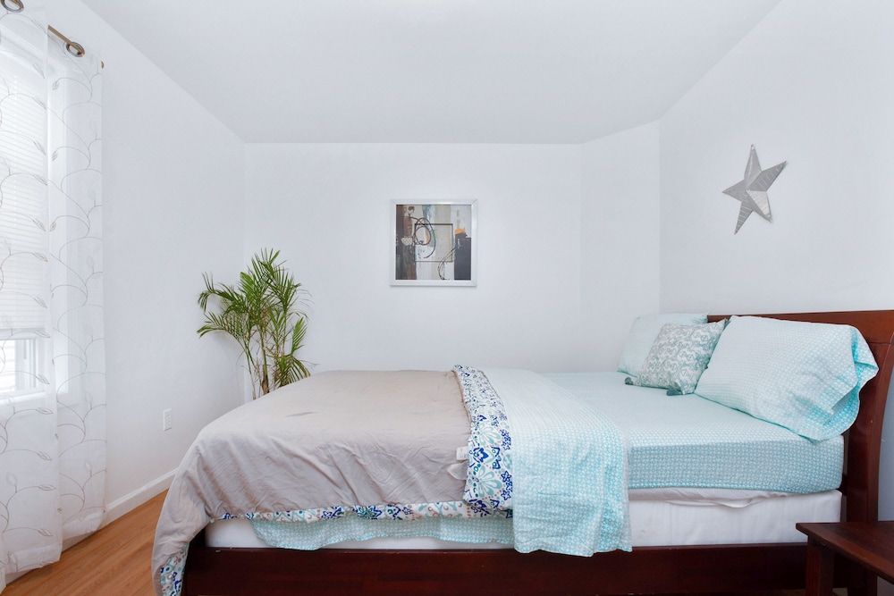 Classic Room, 1 Queen Bed, Non Smoking, Shared Bathroom