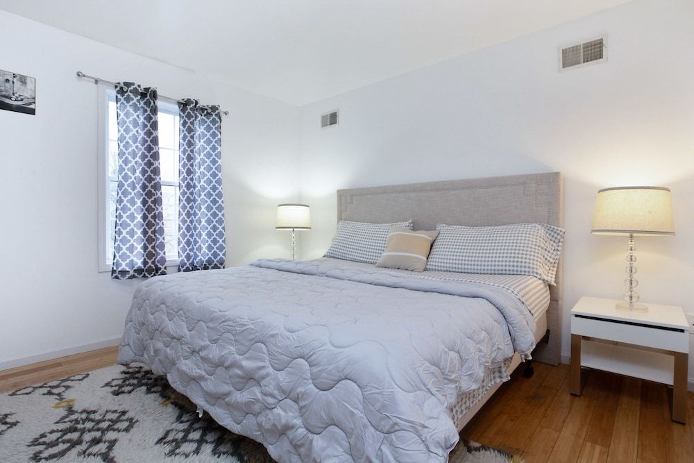 Racpanos Modern Stay on Ocean Avenue Deluxe Room, 1 King Bed with Sofa bed, Non Smoking, Shared Bathroom 3