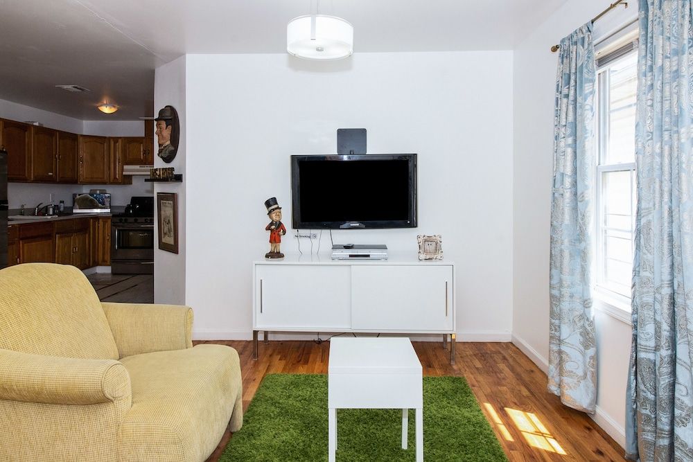 Racpanos Modern Stay on Ocean Avenue Deluxe Room, 1 King Bed with Sofa bed, Non Smoking, Shared Bathroom 16