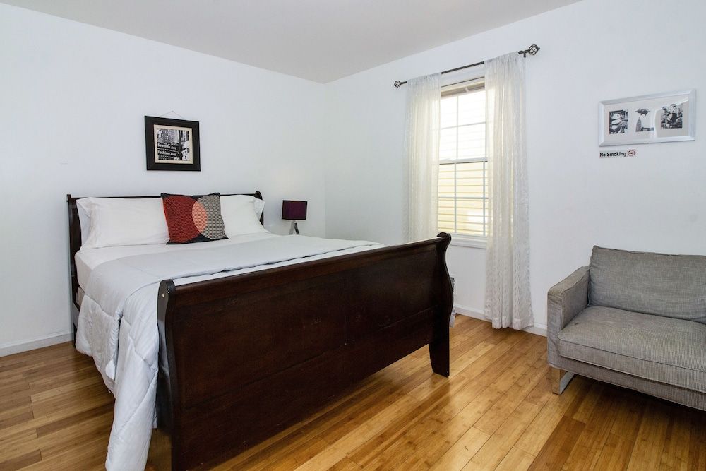 Racpanos Modern Stay on Ocean Avenue City Room, 1 Queen Bed, Non Smoking, Shared Bathroom 4