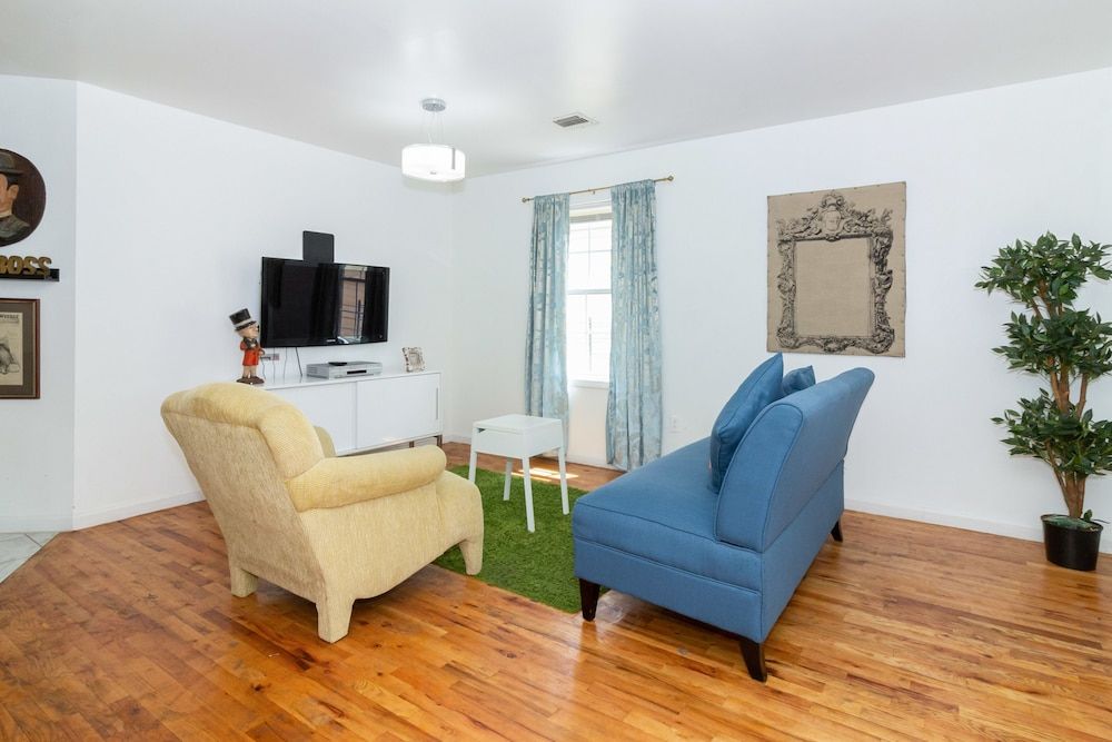 Racpanos Modern Stay on Ocean Avenue Deluxe Room, 1 King Bed with Sofa bed, Non Smoking, Shared Bathroom 19