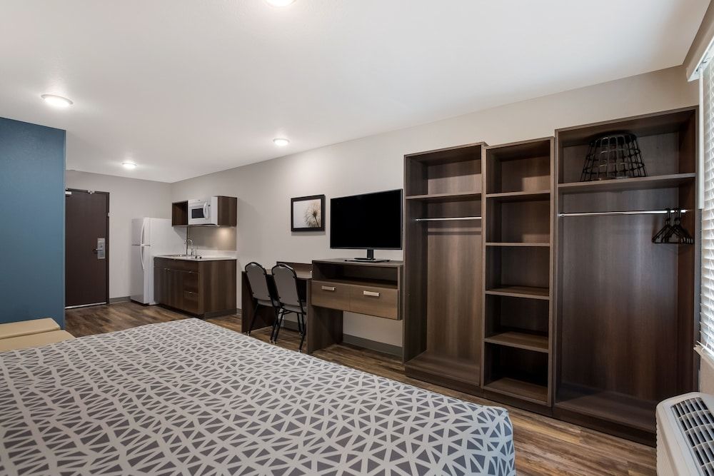 WoodSpring Suites South Brunswick - Princeton Standard Room, 1 King Bed, Non Smoking 2