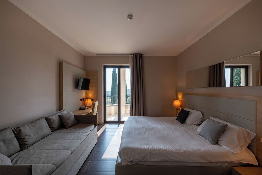 Prestige Triple bed room with lake view balcony