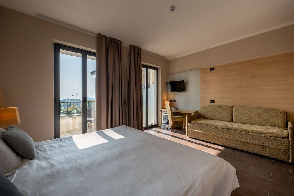 Prestige Quadruple bed room with lake view balcony