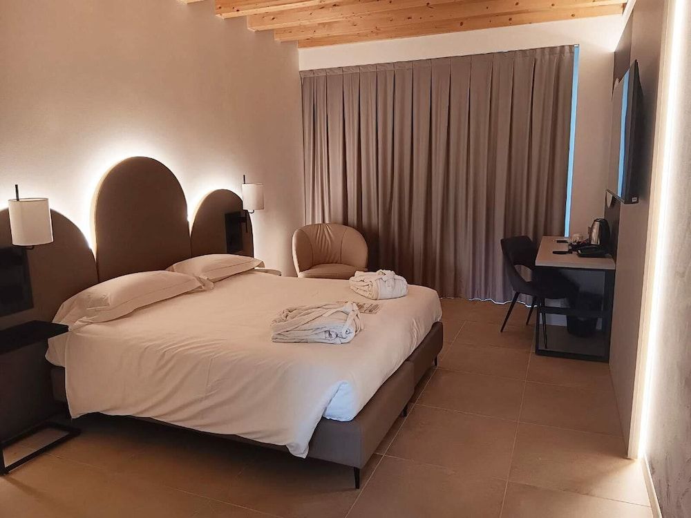Double Deluxe room with lake view balcony