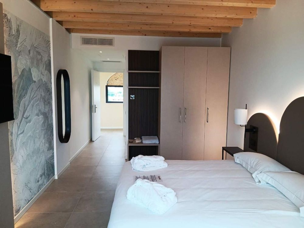 Double Deluxe room with lake view balcony