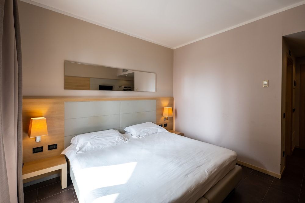 Villa Luisa Resort & Luxury Apartments Prestige Double Single Use room with lake view balcony 2