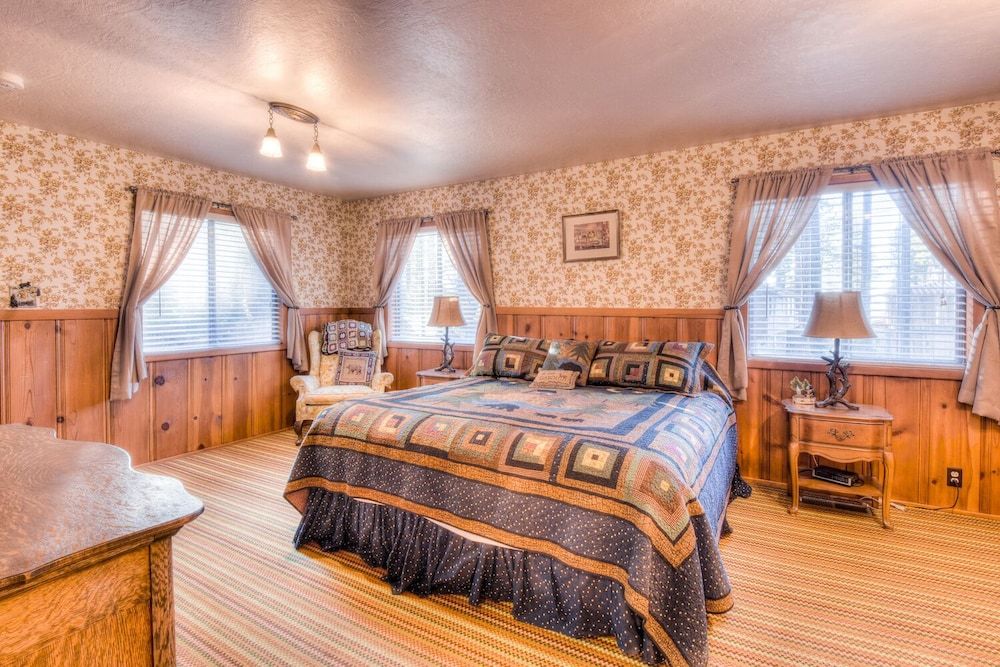 House, Multiple Beds, Fireplace, Mountain View (Zephyr Cove Cabin)