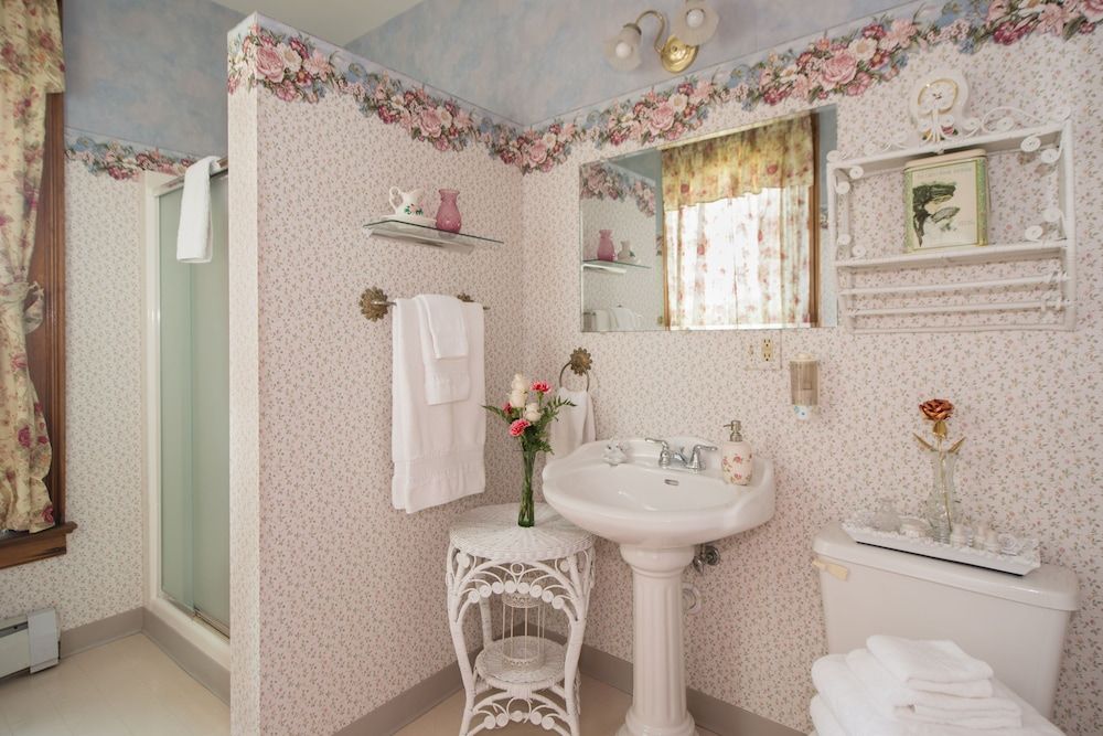 Sutherland House Victorian Bed & Breakfast Romantic Double Room, 1 Queen Bed, Private Bathroom, Garden View 3