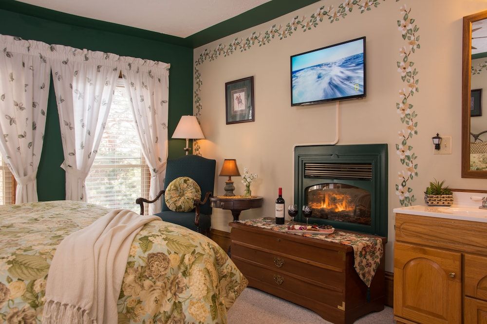 Sutherland House Victorian Bed & Breakfast Deluxe Double Room, 1 King Bed, Fireplace, Garden View 2