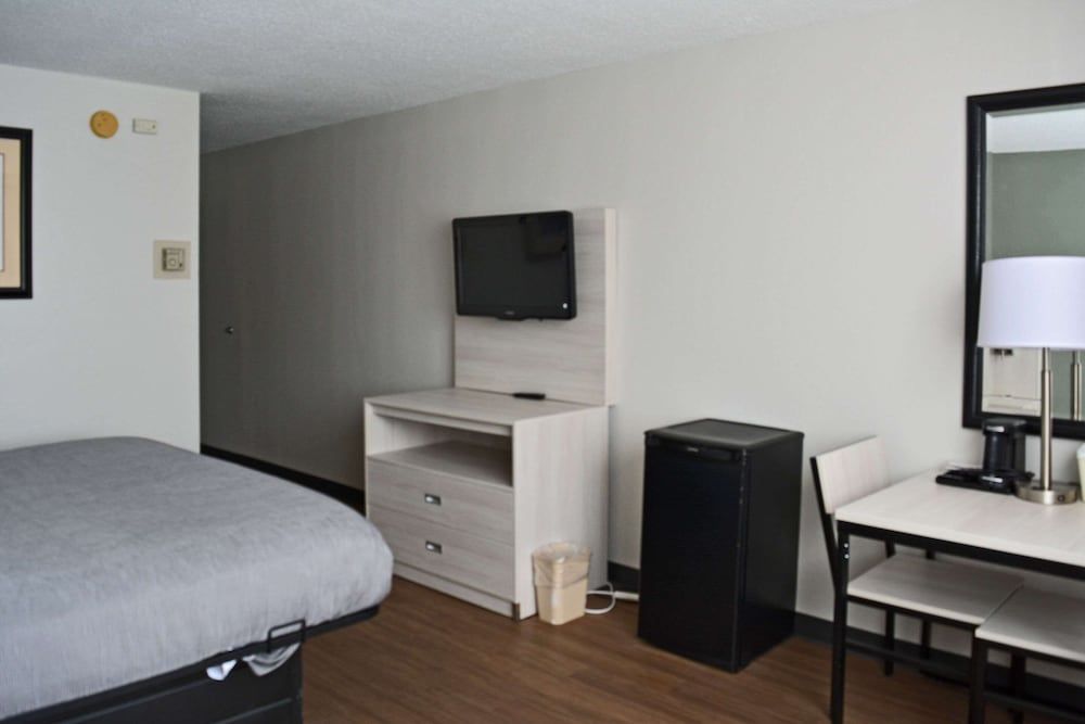Quality Inn & Suites East Syracuse - Carrier Circle Suite, 1 King Bed with Sofa bed, Non Smoking 6
