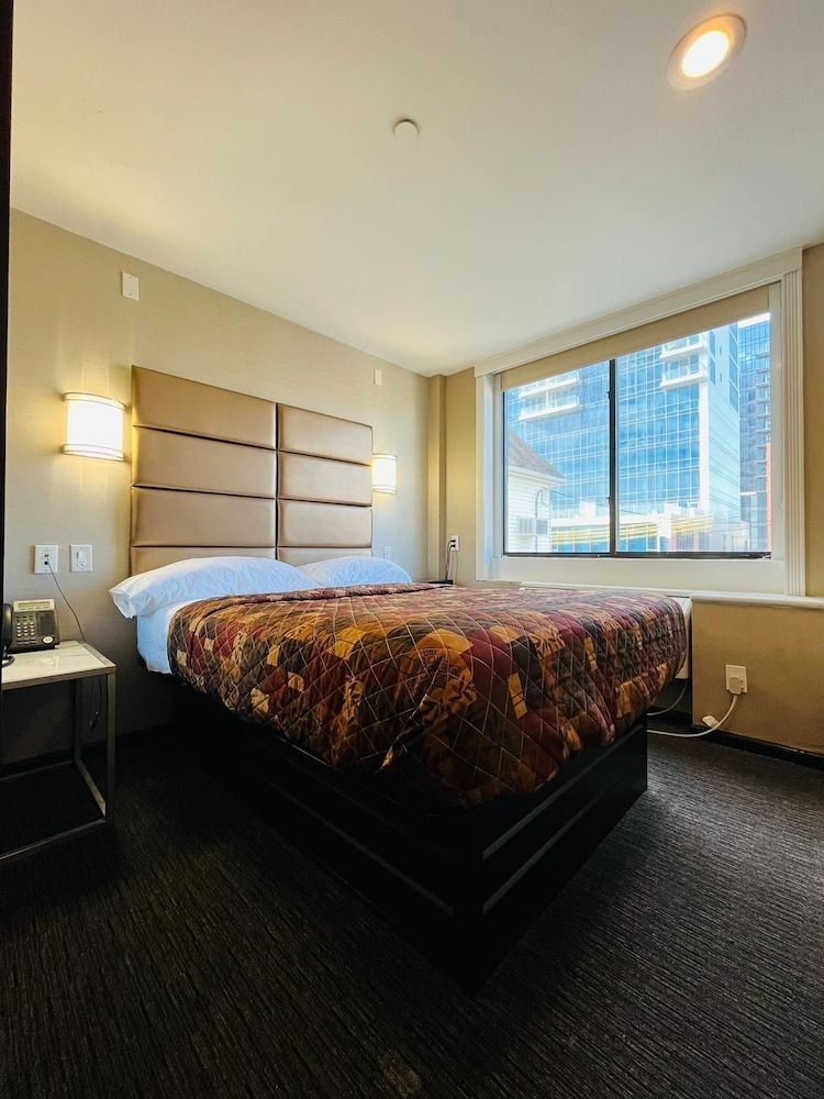 Hotel Key LaGuardia Airport Classic Room 8