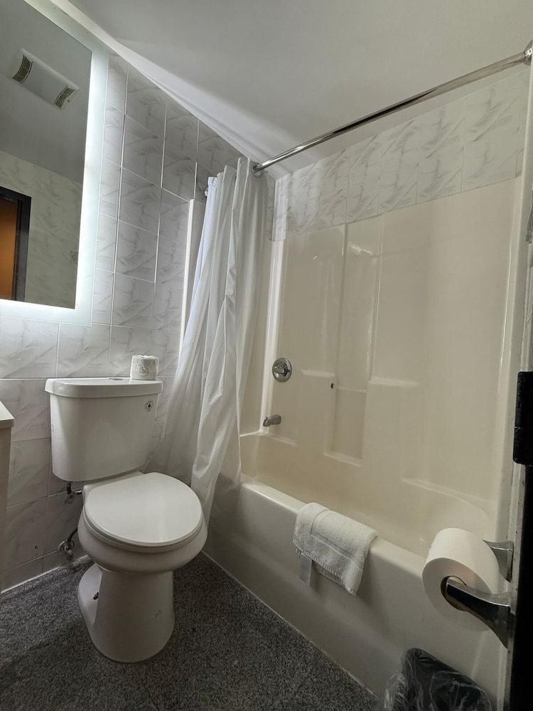 Hotel Key LaGuardia Airport Classic Room 16