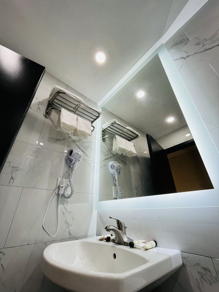 Hotel Key LaGuardia Airport Classic Room 15