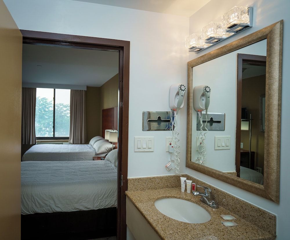 Sky Hotel Flushing/LaGuardia Airport Business Suite 5