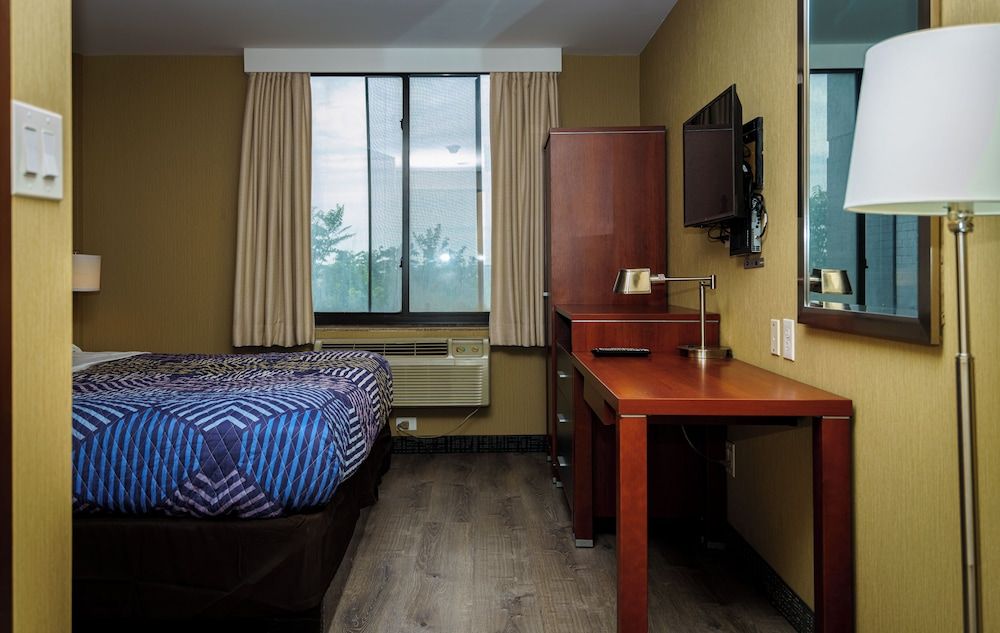 undefined Sky Hotel Flushing/LaGuardia Airport 9
