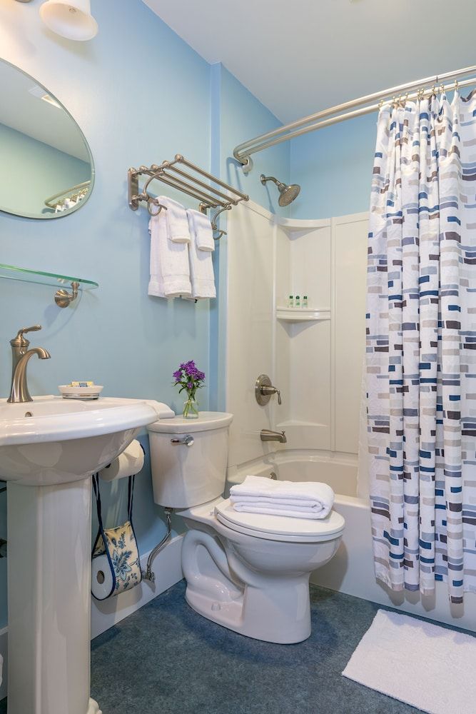 Sinclair Inn Bed and Breakfast Basic Room, 1 King Bed 3