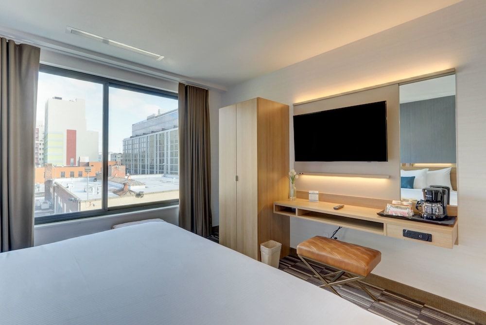 Microtel Inn by Wyndham Long Island City Room, 1 King Bed, Accessible, Non Smoking (Mobility/Hearing, Tub w/ Grab Bars) 5