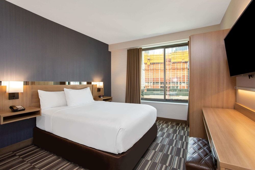 Microtel Inn by Wyndham Long Island City Room, 1 Queen Bed, Non Smoking 2