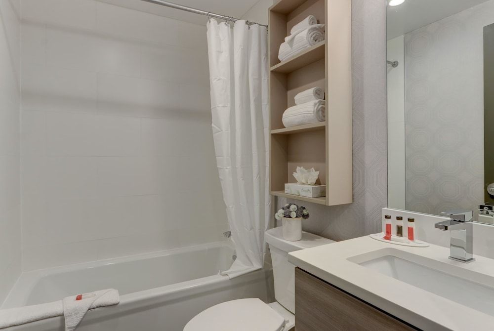 Microtel Inn by Wyndham Long Island City Room, 1 Queen Bed, Non Smoking 4