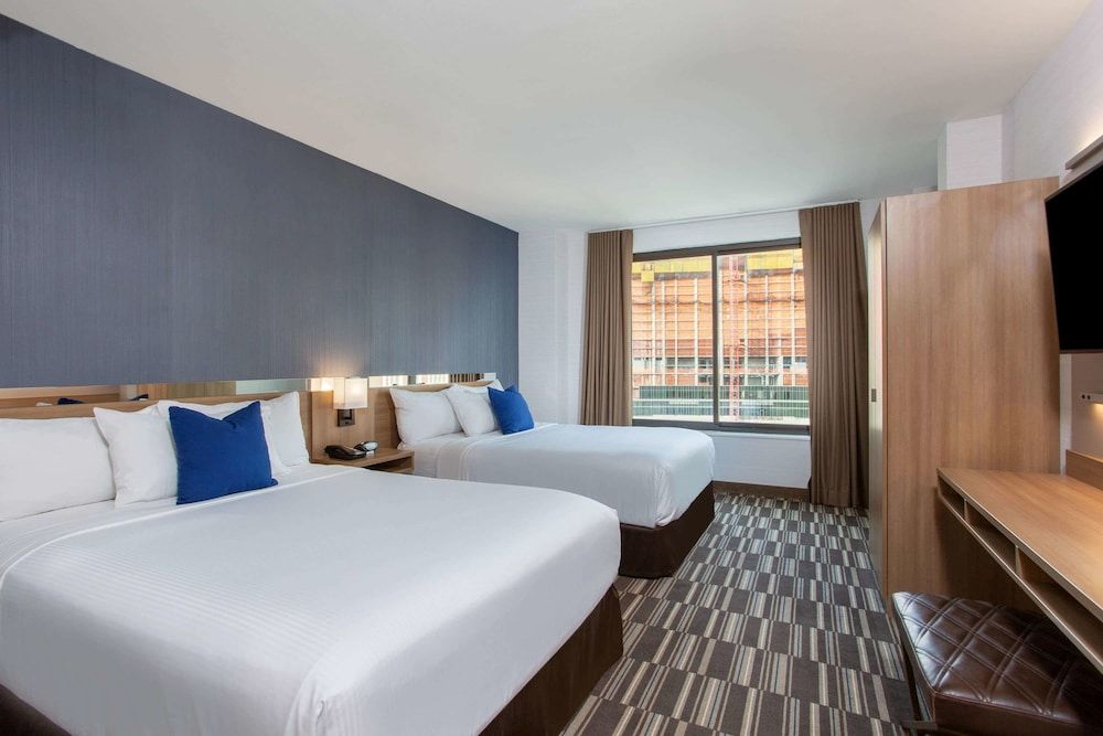 Microtel Inn by Wyndham Long Island City Room, 2 Queen Beds, Non Smoking 3