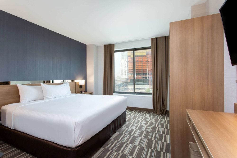 Microtel Inn by Wyndham Long Island City Room, 1 King Bed, Accessible, Non Smoking (Mobility/Hearing, Tub w/ Grab Bars) 2