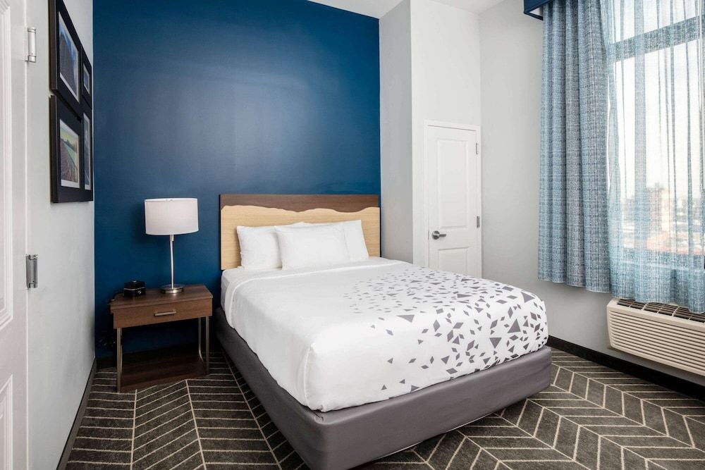 undefined La Quinta Inn and Suites by Wyndham Long Island City 4