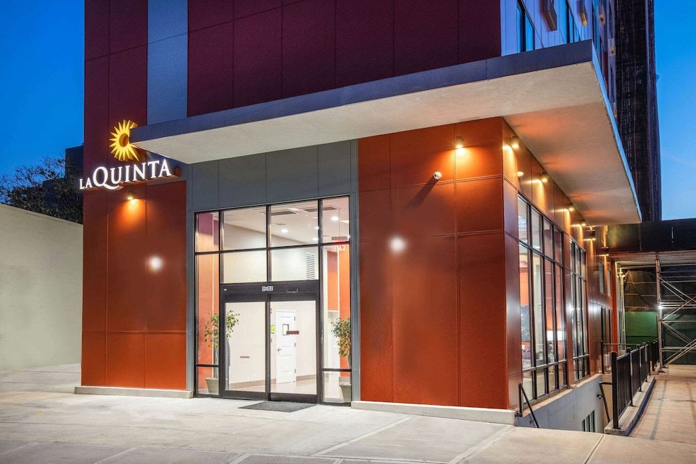 undefined La Quinta Inn and Suites by Wyndham Long Island City 9