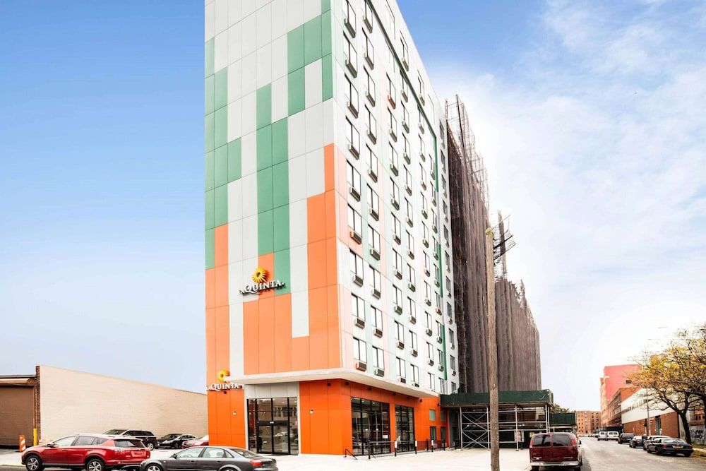 undefined La Quinta Inn and Suites by Wyndham Long Island City 8