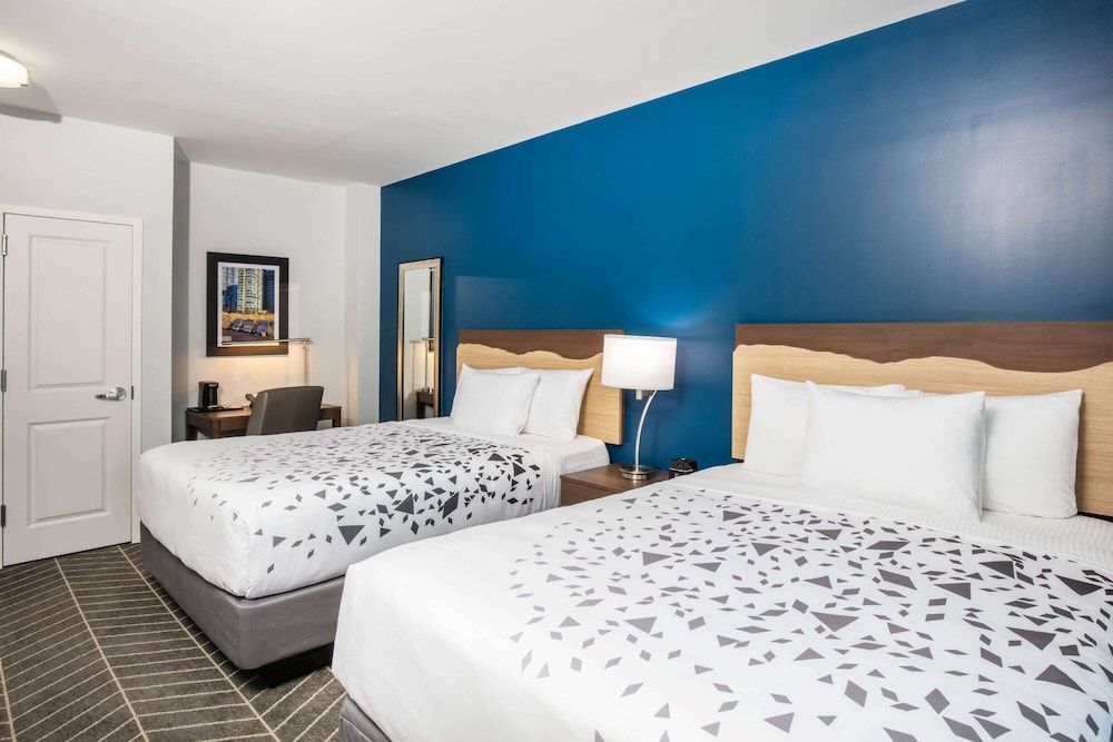 undefined La Quinta Inn and Suites by Wyndham Long Island City 3