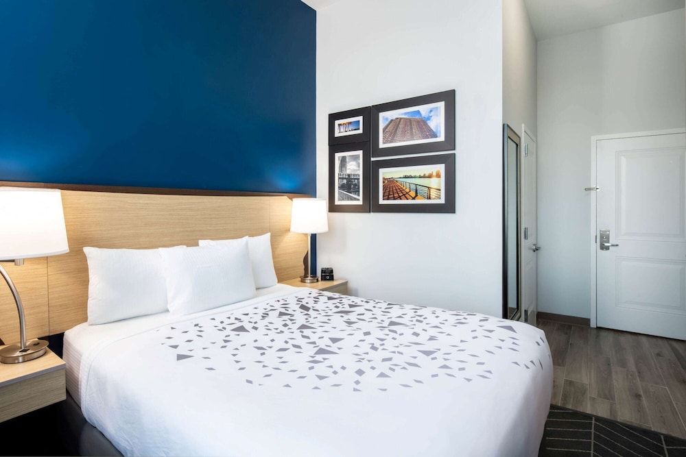 undefined La Quinta Inn and Suites by Wyndham Long Island City 5