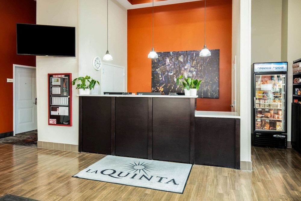 undefined La Quinta Inn and Suites by Wyndham Long Island City 2
