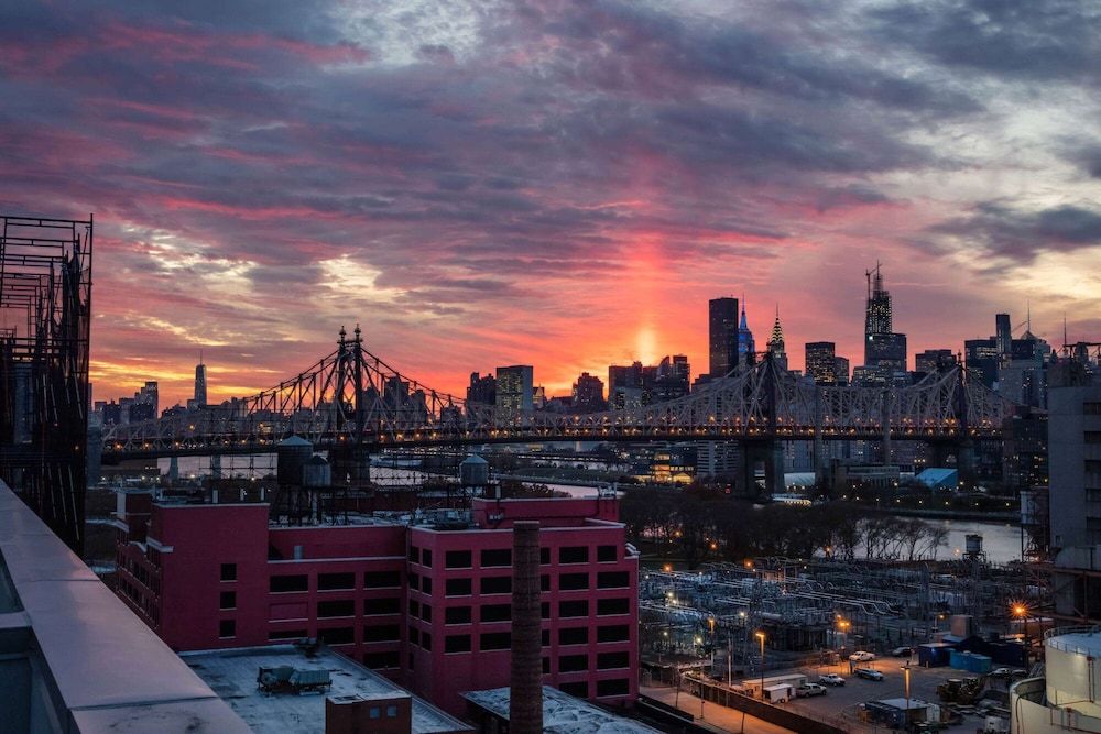 undefined La Quinta Inn and Suites by Wyndham Long Island City 6