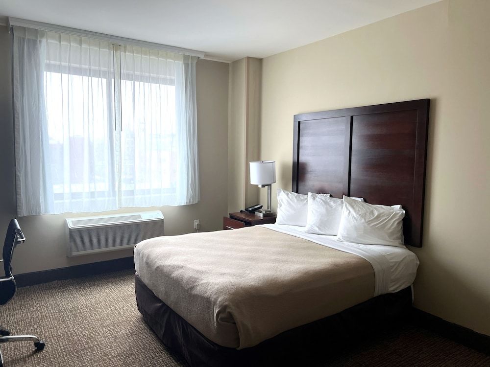 Lotus BLU Inn & Suites Room, 1 Queen Bed, Accessible, Non Smoking 4