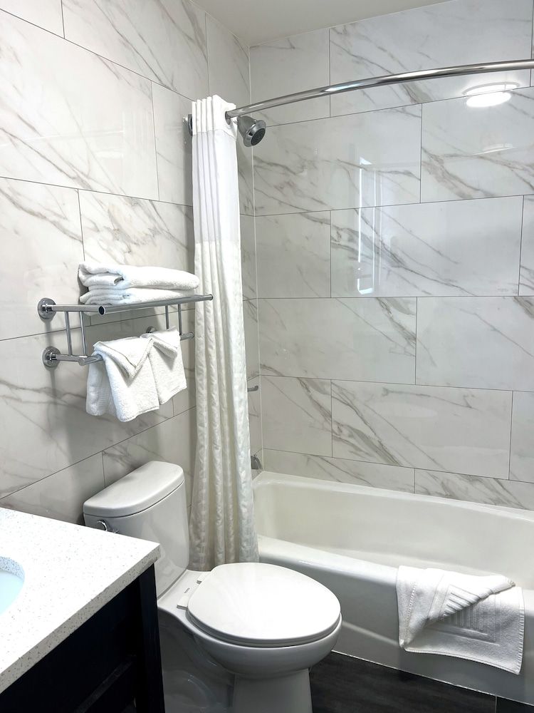 Lotus BLU Inn & Suites Room, 1 King Bed, Non Smoking 8