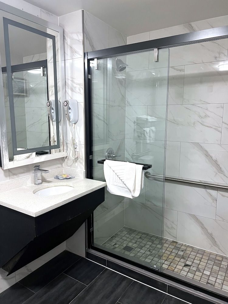 Lotus BLU Inn & Suites Room, 1 Queen Bed, Accessible, Non Smoking 10