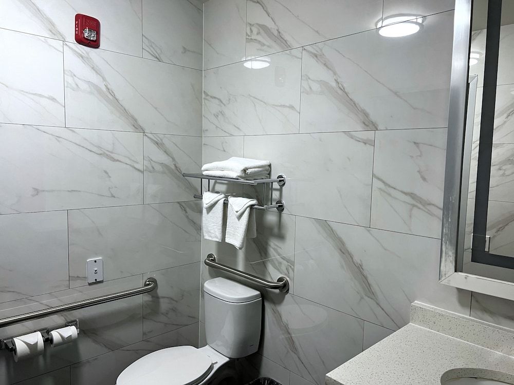 Lotus BLU Inn & Suites Room, 1 Queen Bed, Accessible, Non Smoking 8