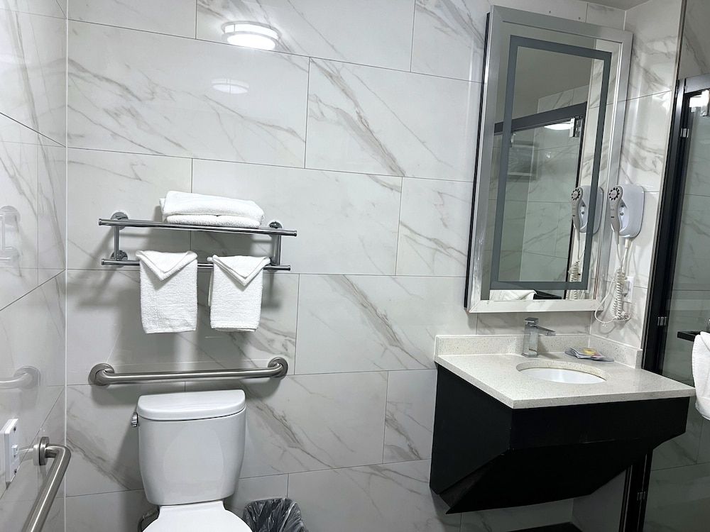 Lotus BLU Inn & Suites Room, 1 Queen Bed, Accessible, Non Smoking 9