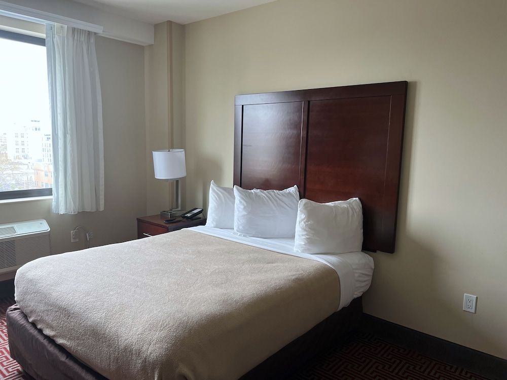 Lotus BLU Inn & Suites Room, 1 Queen Bed, Accessible, Non Smoking