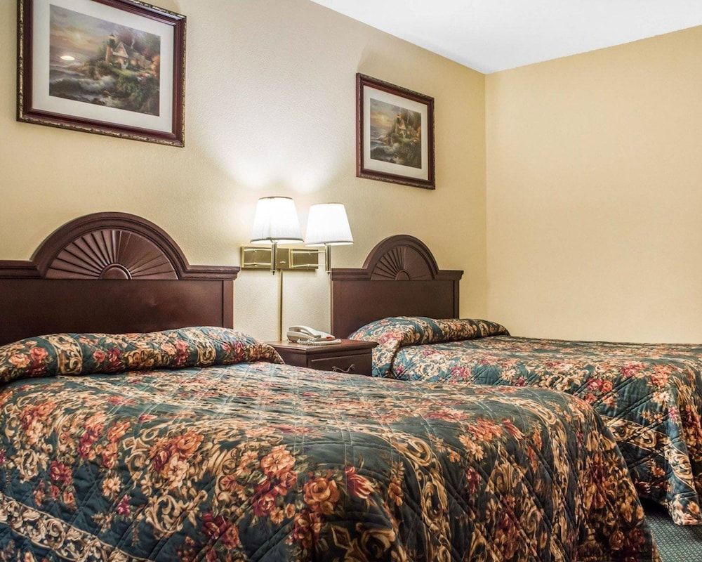 Econo Lodge & Suites
