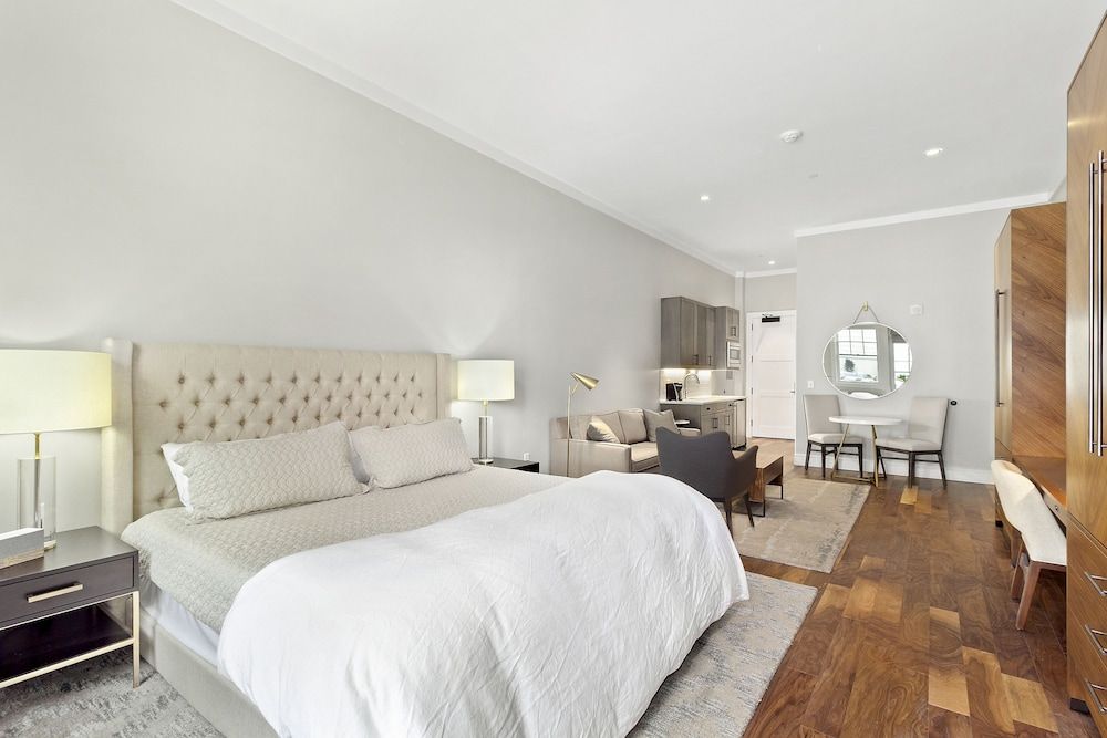 Luxury Studio Suite, 1 King Bed, Non Smoking